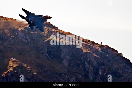 USAF F-15E Strike Eagle biegt bei einem niedrig fliegenden Flug in mid Wales. Sie können so niedrig wie 250 ft gehen Stockfoto