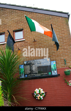 irische und schwarzen Fahnen über Ehrenrolle im unteren Wasserfälle Garten der Erinnerung fällt Straße West Belfast Nordirland Stockfoto