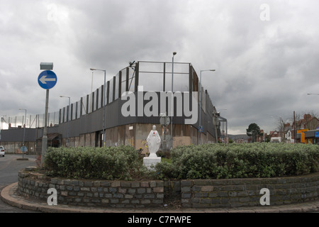 Statue der Muttergottes am Kreisverkehr vor ehemaligen Ruc und Psni Polizeistation in Andersonstown West Belfast Nordirland Stockfoto