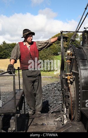 Der Fahrer des Replikats Dampflokomotive Kostüm Dampf Elefant im Zeitraum bei Beamish Museum, Nord-Ost-England, UK Stockfoto