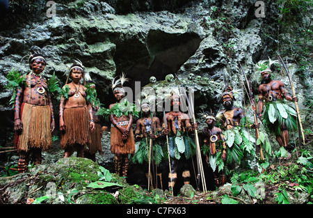 Indonesien, Neuguinea, Sektor SENGGI: Stamm der Pädagogik in traditionelle Kleidung, Schmuck und eine Färbung. Neue Gui Stockfoto