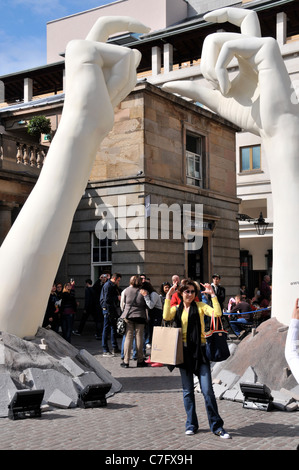 Die großen Hände ich bin Nikon 1 Kamera Werbung Covent Garden in London Stockfoto