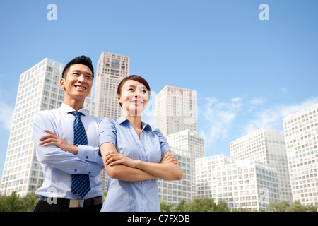 Kollegen, die selbstbewusst zusammenstehen Stockfoto