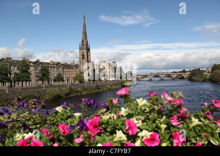 Stadt von Perth, Schottland. Der Fluss Tay Tay Street, St. Matthews Church und Perth Bridge im Hintergrund. Stockfoto