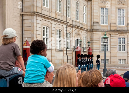 Der königlichen Wachablösung am Schloss Amalienborg in Kopenhagen Stockfoto