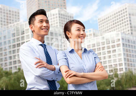 Kollegen, die selbstbewusst zusammenstehen Stockfoto