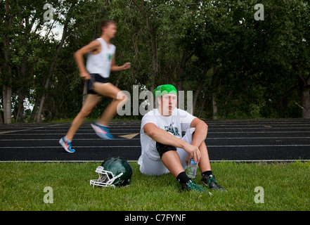 zwei Jungs im Teenageralter Teilnahme an sportlichen Aktivitäten Stockfoto