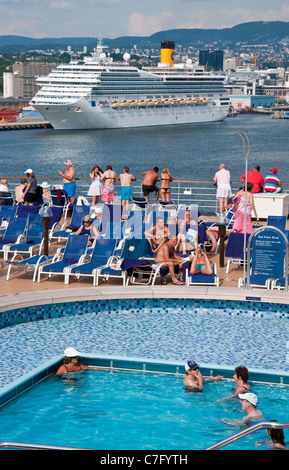 Costa Magica Kreuzfahrtschiff im Hafen von Oslo, Norwegen, vom hinteren Pool-Deck von der Holland America Line Eurodam gesehen. Stockfoto