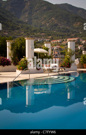 Pool im Hotel Caruso, Ravello, mit Blick auf Golf von Salerno, Kampanien, Italien Stockfoto