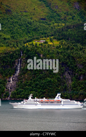Im Besitz der deutschen MS Astor-Kreuzfahrtschiff von Transocean Tours in Norwegens Storfjord betrieben Stockfoto