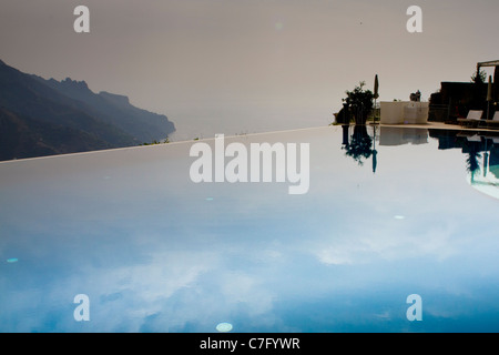 Pool im Hotel Caruso, Ravello, mit Blick auf Golf von Salerno, Kampanien, Italien Stockfoto