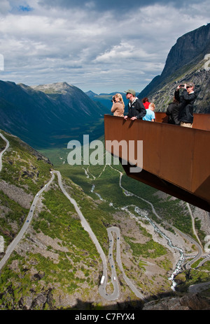 Malerische Aussichtsplattform mit Blick auf die Bergstraße Trollstigen (Troll Ladder) Spitzkehre in Norwegens Romsdal Alpen Stockfoto