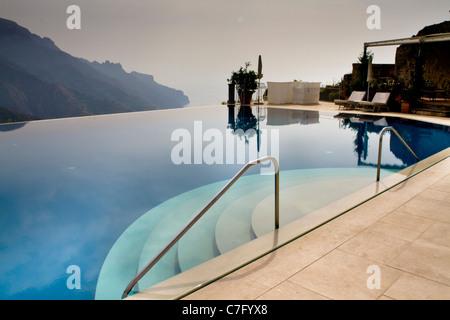 Pool im Hotel Caruso, Ravello, mit Blick auf Golf von Salerno, Kampanien, Italien Stockfoto