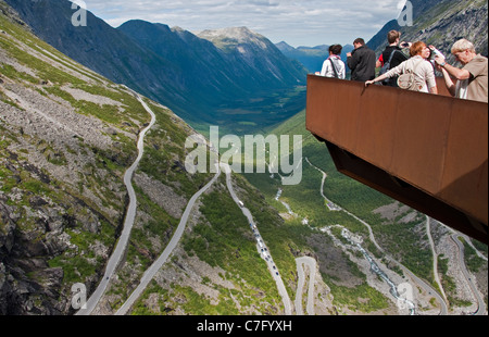 Malerische Aussichtsplattform mit Blick auf die Bergstraße Trollstigen (Troll Ladder) Spitzkehre in Norwegens Romsdal Alpen Stockfoto