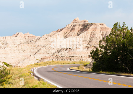 Die Badlands Loop Road führt durch malerische Formationen in Badlands Nationalpark in South Dakota. Stockfoto