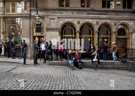 Menschen vor der Bar in London, England Stockfoto