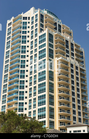 Modernes kondominiumgebäude vor blauem Himmel in St. Petersburg, Florida, USA. Stockfoto