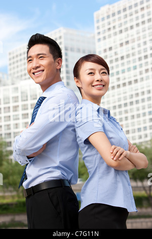 Kollegen, die selbstbewusst zusammenstehen Stockfoto