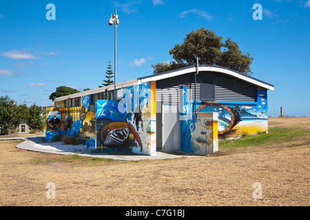 Wandbilder gemalt auf der Außenseite der öffentlichen Toiletten und Umkleidekabinen am Strand von Waipu. Northland, Nordinsel, Neuseeland. Stockfoto