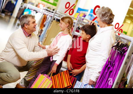 Porträt von Grosseltern und Enkelkindern in Kleidung-Abteilung Stockfoto
