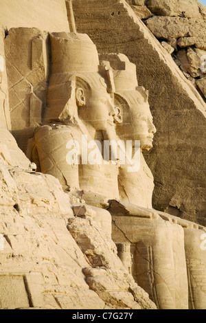 Zwei der sitzenden Kolossalstatuen der große Tempel von Ramses II am Nasser-See, Abu Simbel, ein UNESCO-Weltkulturerbe Stockfoto