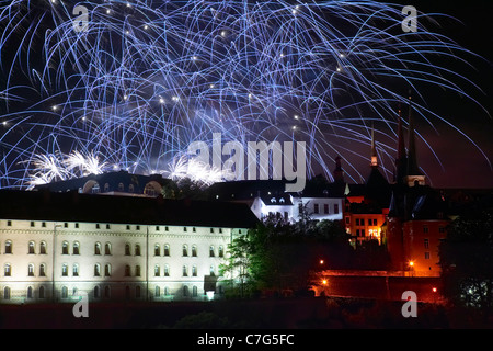 luxemburg-stadt-feuerwerk-am-nationalfeiertag-stockfoto-bild