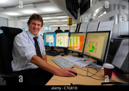 Tim Hewson - Chief Meteorologe an der Met Office. In der Prognose Büro an der Met Office in Exeter, Devon abgebildet. Stockfoto