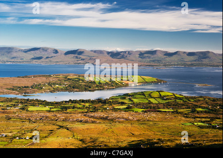 Blick über Ardgroom, Beara Halbinsel, County Cork, Irland, über Kenmare Bay bis zu den Bergen der Halbinsel Iveragh Stockfoto