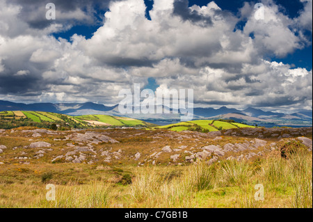 Blick über Ardgroom, Beara Halbinsel, County Cork, Irland, über Kenmare Bay bis zu den Bergen der Halbinsel Iveragh Stockfoto