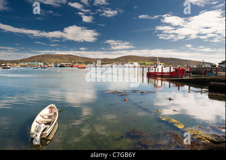 Der Hafen von Castletownbere, ein Fischerdorf auf der Beara Halbinsel, West Cork, Irland, mit Bere Island im Hintergrund in Bantry Bay Stockfoto