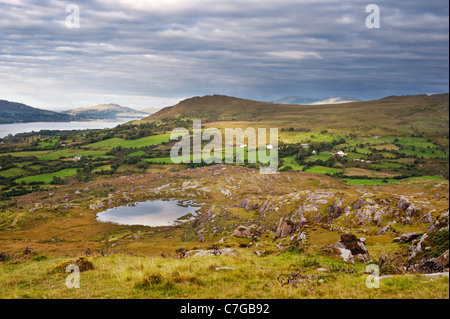 Ansicht Süd-westlich von Hungry Hill über Castletownbere und Bere Island, Beara, County Cork, Irland, auf den Atlantischen Ozean Stockfoto