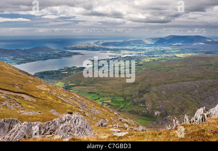 Ansicht Süd-westlich von Hungry Hill über Castletownbere und Bere Island, Beara, County Cork, Irland, auf den Atlantischen Ozean Stockfoto