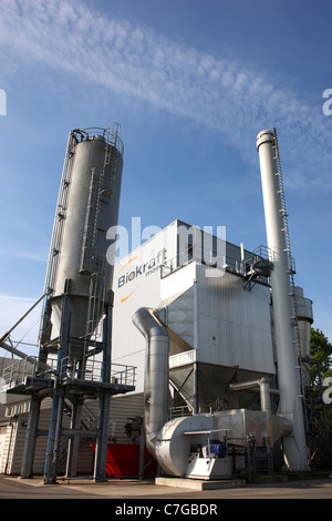 Biomasse-Kraftwerk. Verbrennungen Altholz zur Warmwasserbereitung für den Betrieb einer Dampfturbine zur Stromerzeugung. Stockfoto