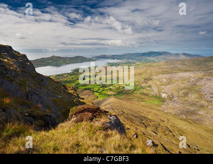 Ansicht Süd-westlich von Hungry Hill über Castletownbere und Bere Island, Beara, County Cork, Irland, auf den Atlantischen Ozean Stockfoto