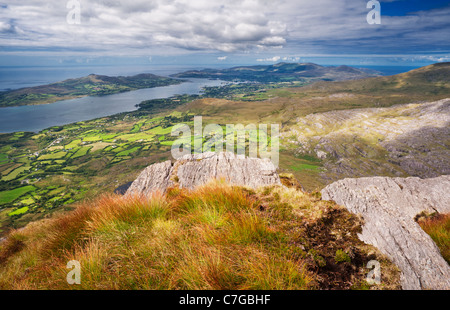 Ansicht Süd-westlich von Hungry Hill über Castletownbere und Bere Island, Beara, County Cork, Irland, auf den Atlantischen Ozean Stockfoto