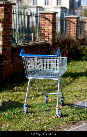 verworfen, Einkaufswagen, die Straßen weit von Supermärkten hinterlassen. Salisbury England UK Stockfoto