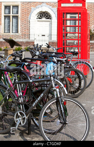 Rack von Fahrrädern in Salisbury Kathedrale schließen mit alten altmodischen Telefonzellen an Ort und Stelle. Salisbury England UK Stockfoto