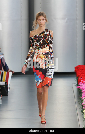 Mary Katrantzou Start-und Landebahn SS 2012 während der London Fashion Week am Top Ladenfläche am 20. September 2011. Stockfoto