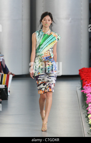 Mary Katrantzou Start-und Landebahn SS 2012 während der London Fashion Week am Top Ladenfläche am 20. September 2011. Stockfoto