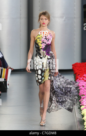 Mary Katrantzou Start-und Landebahn SS 2012 während der London Fashion Week am Top Ladenfläche am 20. September 2011. Stockfoto