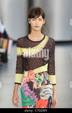 Mary Katrantzou Start-und Landebahn SS 2012 während der London Fashion Week am Top Ladenfläche am 20. September 2011. Stockfoto