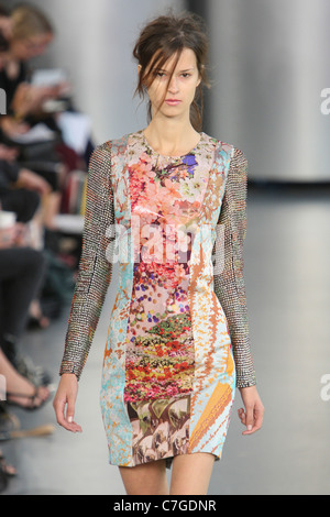 Mary Katrantzou Start-und Landebahn SS 2012 während der London Fashion Week am Top Ladenfläche am 20. September 2011. Stockfoto