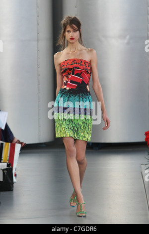 Mary Katrantzou Start-und Landebahn SS 2012 während der London Fashion Week am Top Ladenfläche am 20. September 2011. Stockfoto