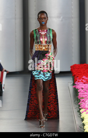 Mary Katrantzou Start-und Landebahn SS 2012 während der London Fashion Week am Top Ladenfläche am 20. September 2011. Stockfoto