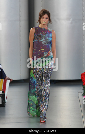 Mary Katrantzou Start-und Landebahn SS 2012 während der London Fashion Week am Top Ladenfläche am 20. September 2011. Stockfoto