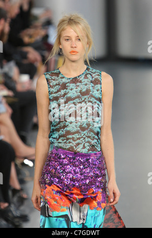 Mary Katrantzou Start-und Landebahn SS 2012 während der London Fashion Week am Top Ladenfläche am 20. September 2011. Stockfoto