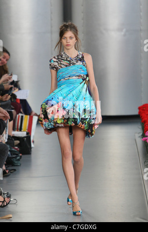 Mary Katrantzou Start-und Landebahn SS 2012 während der London Fashion Week am Top Ladenfläche am 20. September 2011. Stockfoto