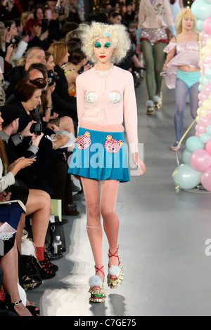 Meadham Kirchoff Start-und Landebahn SS 2012 während der London Fashion Week am Top Ladenfläche am 20. September 2011. Stockfoto