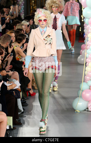 Meadham Kirchoff Start-und Landebahn SS 2012 während der London Fashion Week am Top Ladenfläche am 20. September 2011. Stockfoto