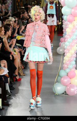 Meadham Kirchoff Start-und Landebahn SS 2012 während der London Fashion Week am Top Ladenfläche am 20. September 2011. Stockfoto